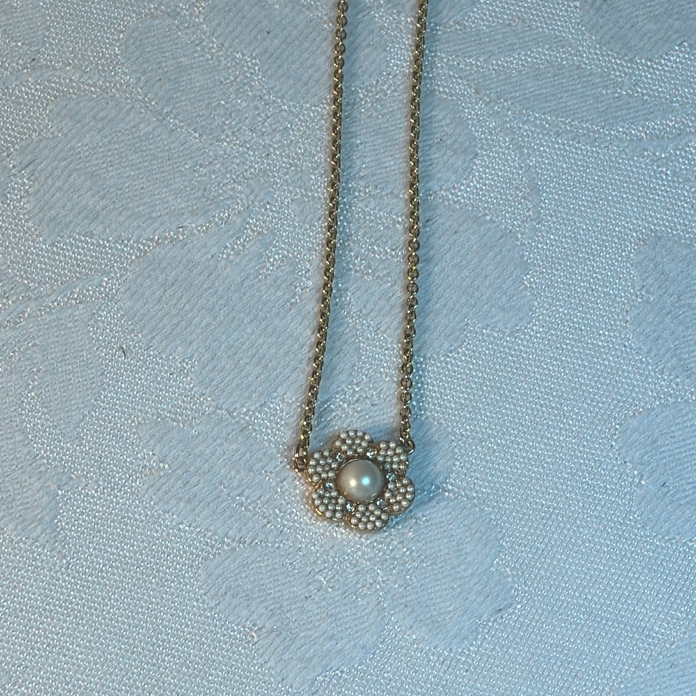 Kate Spade ♠️ Gold Tone Pearl Embellished Flower Necklace 15.5 - 18.5”